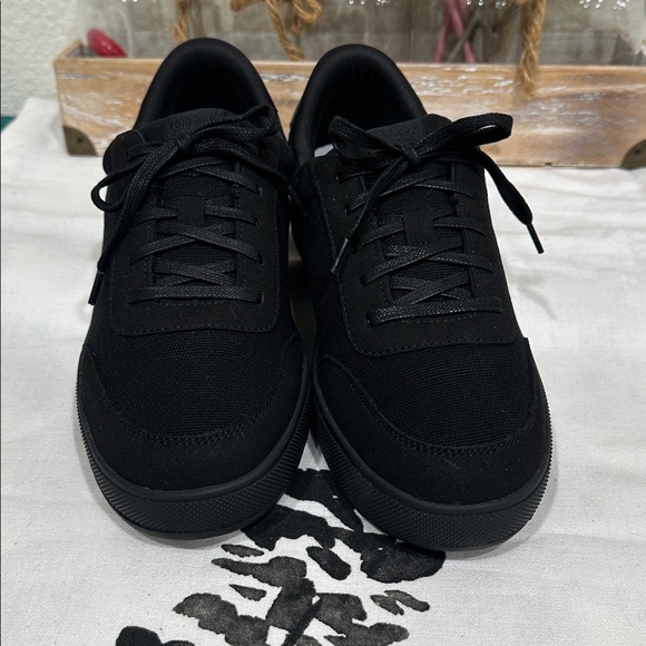 Kizik Prague Kids Black/Black Slip on Sneakers - Picture 1 of 8